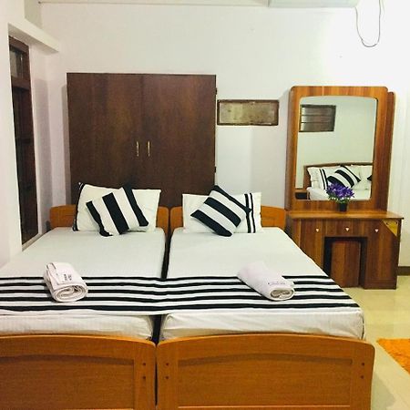 Aura City Hostel อนุราธปุระ ภายนอก รูปภาพ