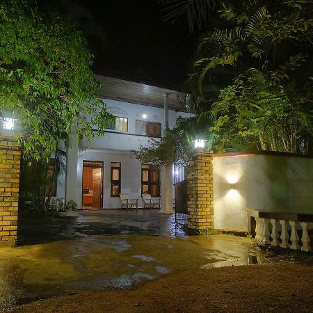 Aura City Hostel อนุราธปุระ ภายนอก รูปภาพ