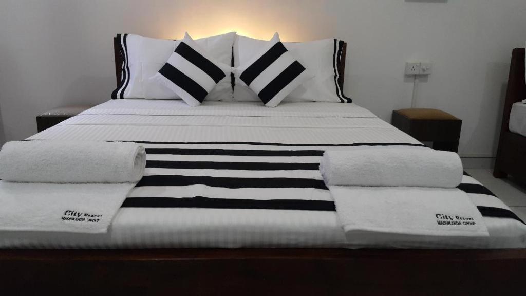 Aura City Hostel อนุราธปุระ ภายนอก รูปภาพ